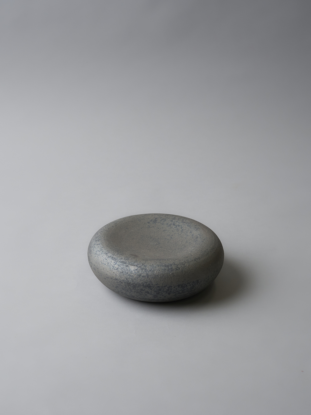 Elevated Round Plate<br />Black yohen